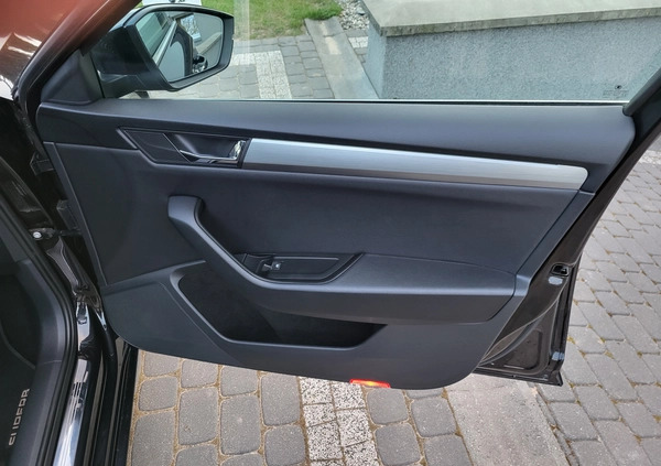 Skoda Superb cena 69900 przebieg: 132306, rok produkcji 2015 z Józefów małe 742